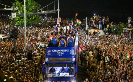 Mumbai: भारतीय टीम के विजय जुलूस में उमड़ी भारी भीड़, 11 लोगों को पहुंचाया गया अस्पताल