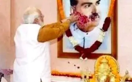 प्रधानमंत्री मोदी ने श्यामा प्रसाद मुखर्जी की जयंती पर उन्हें दी श्रद्वांजलि