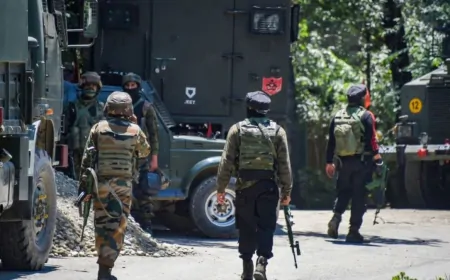 जम्मू कश्मीर के कुलगाम में मुठभेड़ में चार आतंकी ढेर, दो सैनिक शहीद