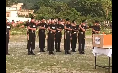 उत्तराखंड: कठुआ आतंकी हमले में शहीद अनुज नेगी और कमल सिंह के पार्थिव शरीर को कोटद्वार लाया गया