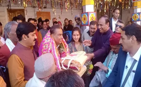 मुकेश अंबानी ने बेटे की शादी का पहला निमंत्रण बांके बिहारी को भेजा