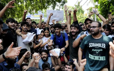 दिल्ली : तीन सिविल सेवा अभ्यर्थियों की मौत के खिलाफ प्रदर्शन कर रहे छात्रों से मिले उपराज्यपाल