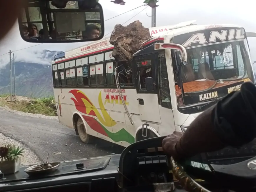 हिमाचल में बारिश के कारण भूस्खलन लगातार जारी, सिरमौर में चलती बस पर गिरी चट्टान 