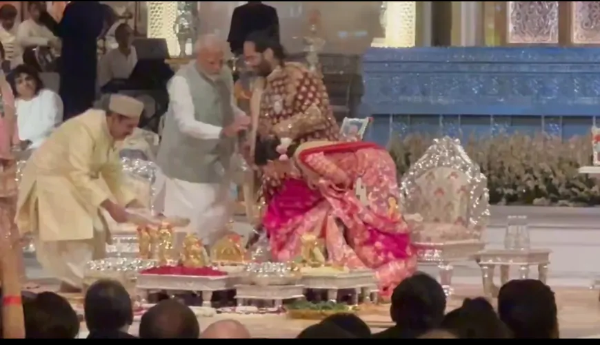 Anant-Radhika Wedding: अनंत-राध‍िका को शुभ आशीर्वाद देने पहुंचे PM Modi, दोनों ने PM के पैर छुए