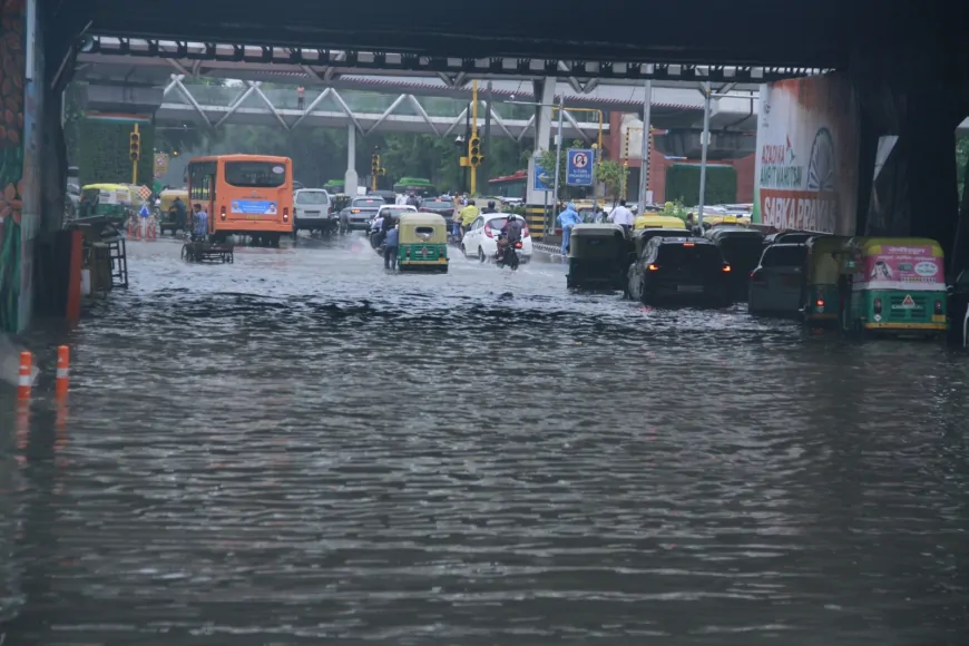 भारी बारिश के कारण दिल्ली- एनसीआर में जलभराव और यातायात बाधित