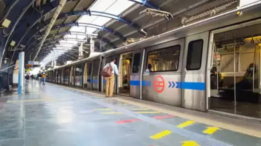 दिल्ली मेट्रो में रील बनाने वालों की खैर नहीं, DMRC ने लिया तगड़ा एक्शन 