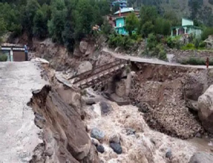 हिमाचल के तोष में फटा बादल, 2 दुकानों समेत 4 शेड बहे, घरों और होटल में घुसा मलबा