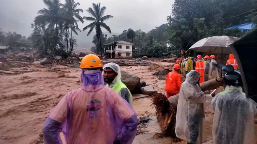 Kerala Landslides: मृतकों की संख्या 150 हुई, बचाव अभियान के लिए नौसेना की टीमें पहुंचीं चूरलमाला 