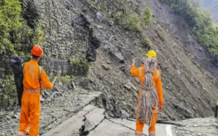 उत्तराखंड: भारतीय सैनिकों ने बाढ़ में बह गए इलाके में पैदल पुल का निर्माण कार्य किया शुरू