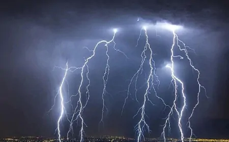 स्कूल पर गिरी आकाशीय बिजली, प्रिंसिपल और बच्चों का हुआ ये हाल