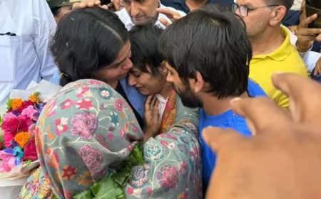 पेरिस से आज वतन वापस लौट आई विनेश फोगाट, दिल्‍ली एयरपोर्ट पर हुआ भव्‍य स्‍वागत