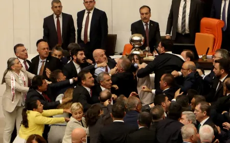 संसद में बरसे लात-घूंसे, 3 सांसद हुए घायल