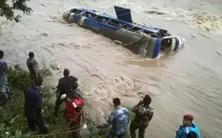 नेपाल में बड़ा हादसा, भारतीय यात्री बस नदी में गिरी, कई लोगों के मारे जाने की आशंका