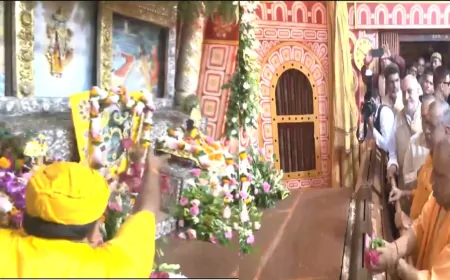 मथुरा में जन्माष्टमी पर मुख्यमंत्री आदित्यनाथ ने भगवान कृष्ण की पूजा-अर्चना की