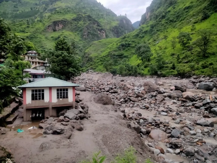 Himachal Cloudburst : हिमाचल में कई जगह बादल फटा, एक शव मिला, 35 से अधिक लापता 