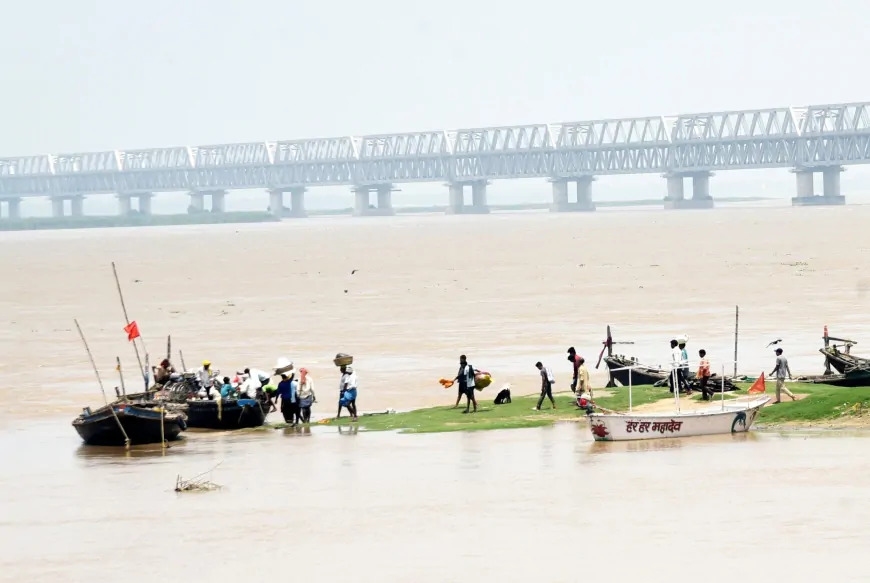 गंगा नदी उफान पर, मंडरा रहा बाढ़ का खतरा