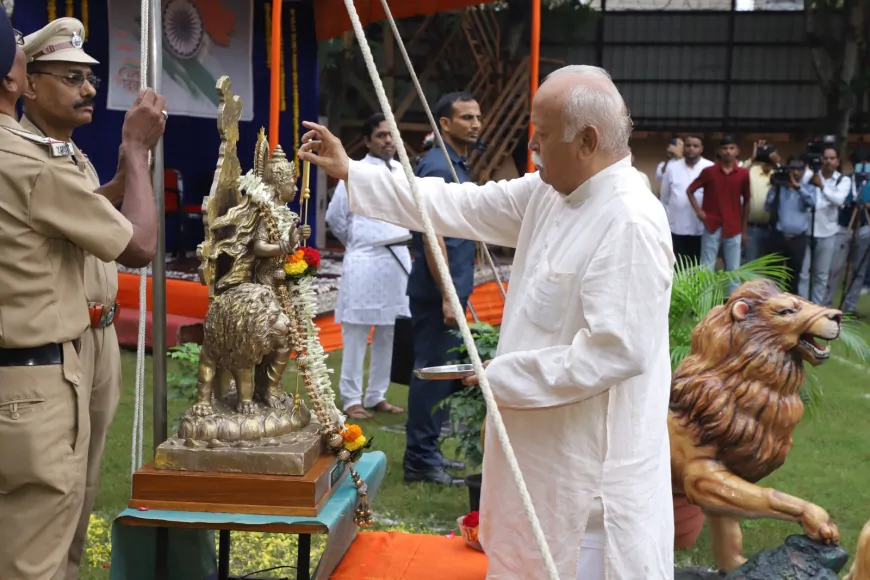 आरएसएस प्रमुख डॉ. मोहन भागवत ने आरएसएस मुख्यालय में फहराया राष्ट्रीय ध्वज