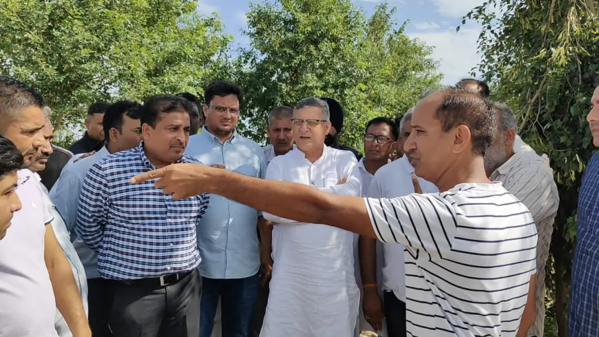 कृषि मंत्री कंवर पाल ने बाढ़ ग्रस्त क्षेत्रों का किया दौरा, बाइक चलाकर तटबंध तक पहुंचे