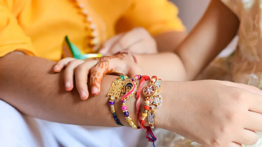 Raksha Bandhan 2024: भाई की कलाई पर राखी बांधते समय रखें इन बातों का ध्यान, जानें सही मुहूर्त और विधि