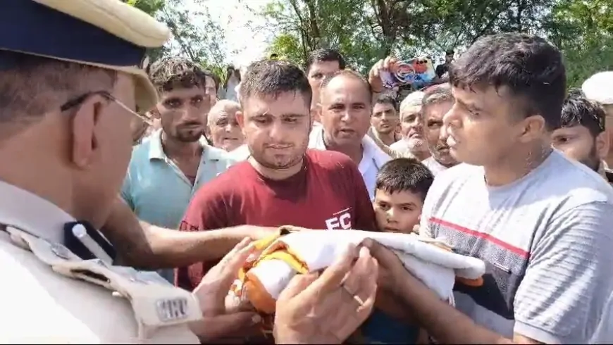 राजकीय सम्मान के बीच हजारों नम आंखों ने दी शहीद कुलदीप को अंतिम विदाई, आतंकी हमले में हुए थे शहीद