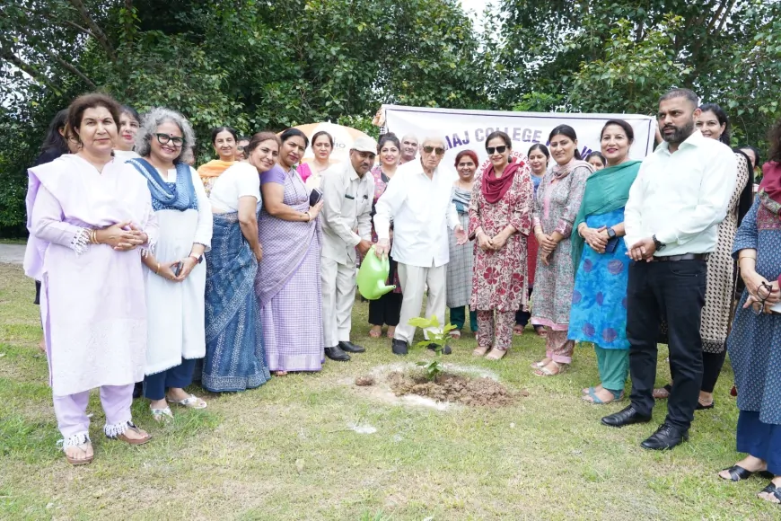 पौधारोपण के साथ हुआ देव समाज कॉलेज फॉर वुमेन के नए सत्र का शुभारंभ