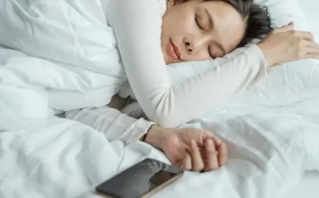 रात में सोते समय तकिए के पास न रखें मोबाइल, हो सकती हैं ये गंभीर बीमारियां