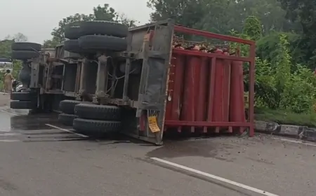सिलेंडर से भरे ट्रक के पलटने से लगी आग, कड़ी मशक्कत के बाद ड्राइवर को सुरक्षित बाहर निकाला गया 