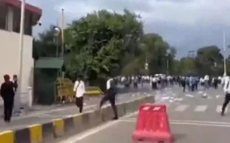 मणिपुर में राज्यपाल के घर पर हमला, पथराव में करीब 20 लोग घायल