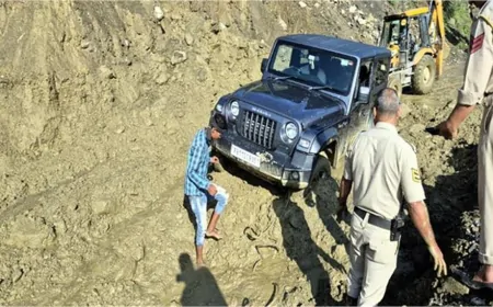 चंडीगढ़-मनाली NH पर 9 मील में लैंडस्लाइड, मलबे की चपेट में आई THAR देखें क्या हुआ हाल