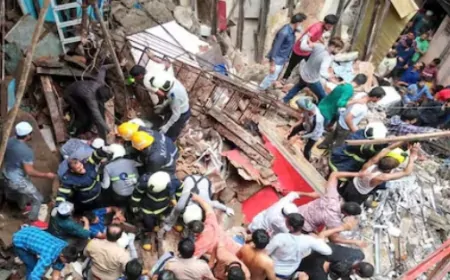 तीन मंजिला इमारत ढही, 6 लोगों की हुई मौत अभी भी कई लोग मलबे में फंसे 