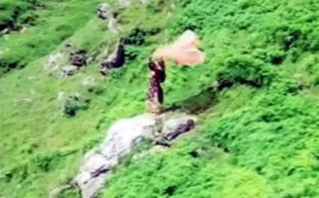 रील्स बनाने के चक्कर में खाई में गिरी युवती 