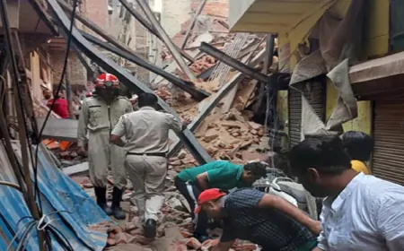 दिल्ली के करोल बाग में भरभराकर गिरा 3 मंजिला मकान, बचाव अभियान जारी