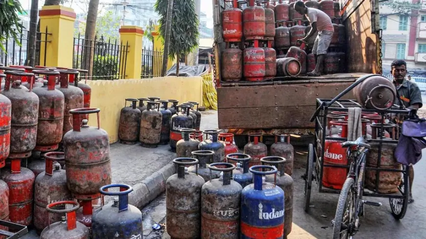 फिर पड़ी महंगाई की मार, Gas सिलेंडर हुआ महंगा, जानें LPG सिलेंडर की नई कीमतें 