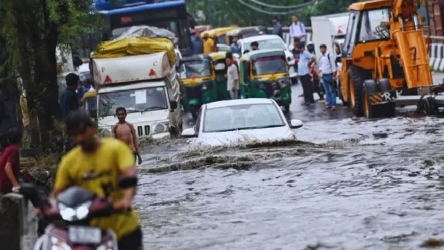 दिल्ली के कई इलाकों में बारिश, ट्रैफिक पुलिस ने यात्रियों को जलभराव और डायवर्जन के बारे में दी जानकारी