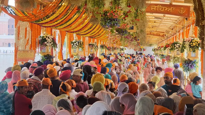 श्री गुरु ग्रंथ साहिब जी के पहले प्रकाश उत्सव की तैयारियां जोरों पर, श्री दरबार साहिब को रंग-बिरंगे फूलों से सजाया गया 