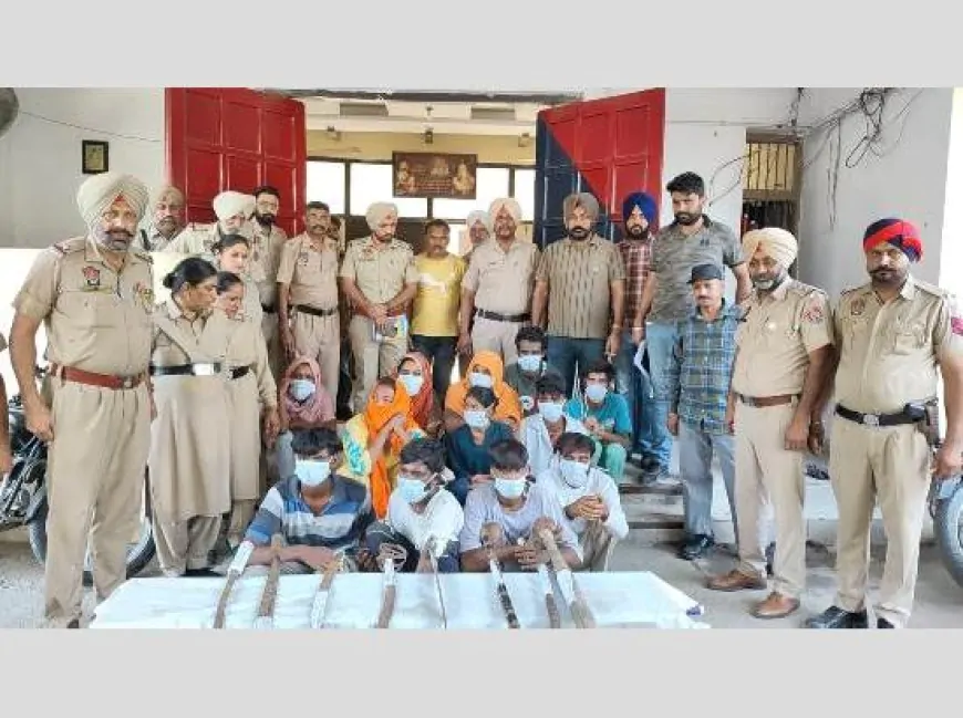 फिरोजपुर पुलिस को मिली बड़ी सफलता, 5 महिलाओं समेत गिरोह के 12 सदस्य हथियारों के साथ गिरफ्तार