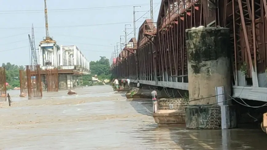 पहाड़ों पर बारिश से उफनाई यमुना, राजधानी दिल्ली पर मंडराया बाढ़ का खतरा