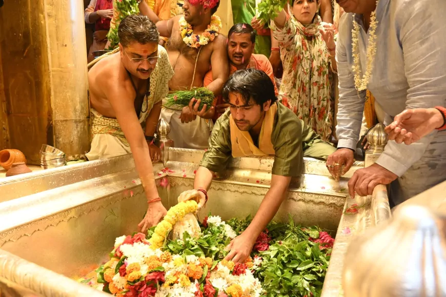 पंडित धीरेंद्र शास्त्री ने की काशी विश्वनाथ मंदिर में विधि-विधान से पूजा अर्चना