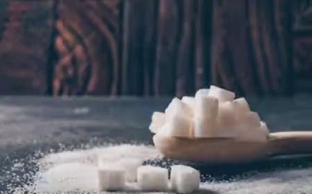 ज्यादा मीठा खाने पर शरीर देने लगता है ये संकेत, लक्षणों को पहचानें