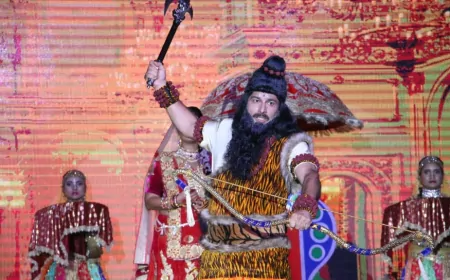 दिल्ली की रामलीला में मनोज तिवारी बने परशुराम, कहा- धार्मिक और नैतिक संदेशों से भरा है यह किरदार