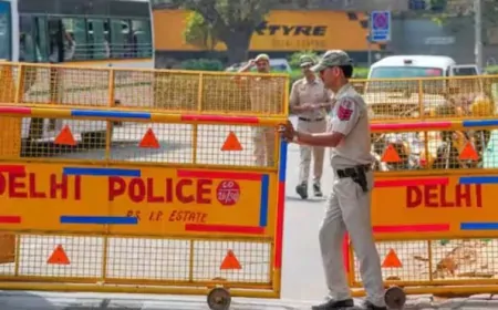 Delhi: रोहिणी में CRPF स्कूल के पास धमाका, दीवार और कारें हुईं क्षतिग्रस्त