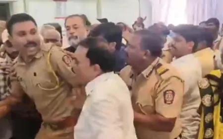 महाराष्ट्र में स्वराज पार्टी के नेता योगेंद्र यादव पर हमला, गुस्साए लोग हाथापाई पर उतरे 