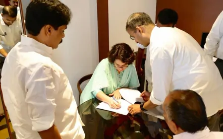 वायनाड उपचुनाव : प्रियंका गांधी ने दाखिल किया नामांकन, राहुल गांधी भी रहे मौजूद 