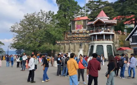 पहाड़ों की रानी शिमला में बढ़ने लगी पर्यटकों की भीड़, खूबसूरत वादियों का लुत्फ उठा रहे हैं सैलानी 