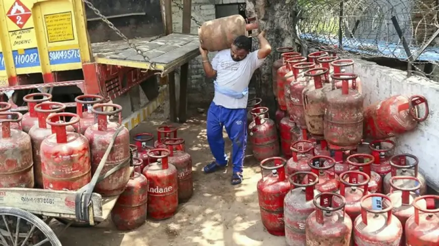 LPG Cylinder Price: आम जनता को फिर लगा महंगाई का बड़ा झटका, इतने रुपए महंगा हुआ LPG Gas Cylinder