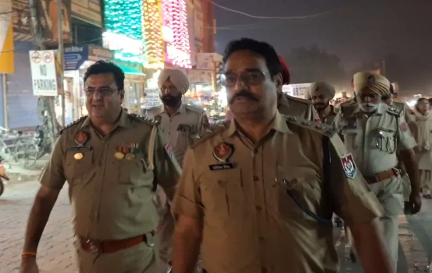 त्योहारों को लेकर पंजाब पुलिस अलर्ट, कोटकपूरा में पुलिस ने निकाला फ्लैग मार्च