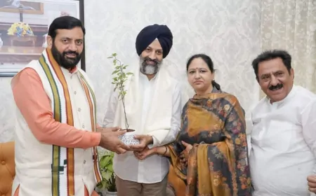 मुख्यमंत्री आवास पहुंचे ‘राधा स्वामी सत्संग, ब्यास’ के डेरा प्रमुख,CM सैनी ने परिवार समेत किया स्वागत