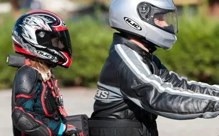 हाई कोर्ट का सख्त आदेश, 4 साल से बड़े बच्चे को भी लगाना होगा हेलमेट