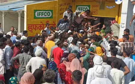 DAP खाद नहीं मिलने के किसान परेशान, सुबह से ही लाइन में लगे रहे किसान 