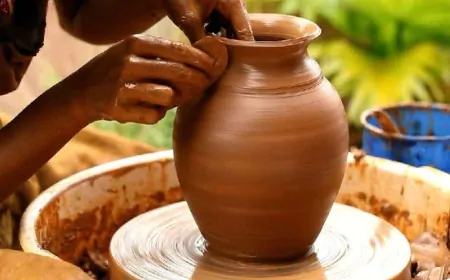 हाथ के हुनर से सजा मिट्टी के बर्तनों का बाजार, दिनभर रहती खरीददारों की भीड़